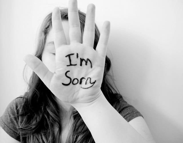 benefits of forgiveness - girl apologizing