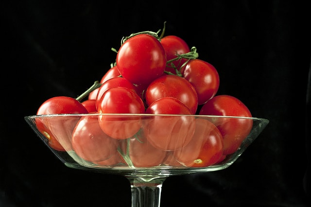 foods to buy organic - tomatoes in bowl